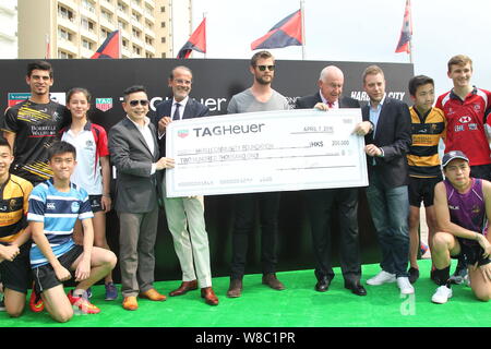 Australische Schauspieler Chris Hemsworth, Mitte, stellt auf der Eröffnungsveranstaltung für eine Uhr von TAG Heuer in Hongkong, China, 7. April 2016. Stockfoto