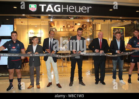 Australische Schauspieler Chris Hemsworth, Mitte, schneidet die Band bei der Eröffnungsveranstaltung für eine Uhr von TAG Heuer in Hongkong, China, 7. April 2016. Stockfoto