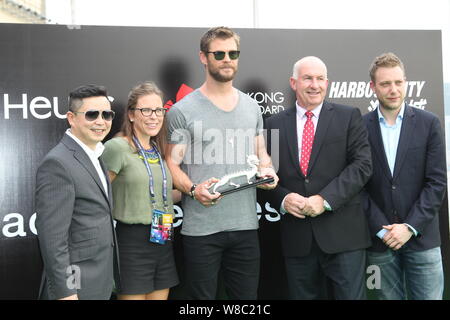 Australische Schauspieler Chris Hemsworth, Mitte, stellt auf der Eröffnungsveranstaltung für eine Uhr von TAG Heuer in Hongkong, China, 7. April 2016. Stockfoto