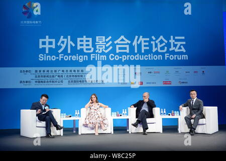 Die amerikanische Schauspielerin Natalie Portman, zweite links, besucht die Sino-Foreign Film Co-production Forum in Peking, China, 17. April 2016. Stockfoto