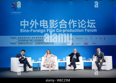 Die amerikanische Schauspielerin Natalie Portman, zweite links, besucht die Sino-Foreign Film Co-production Forum in Peking, China, 17. April 2016. Stockfoto