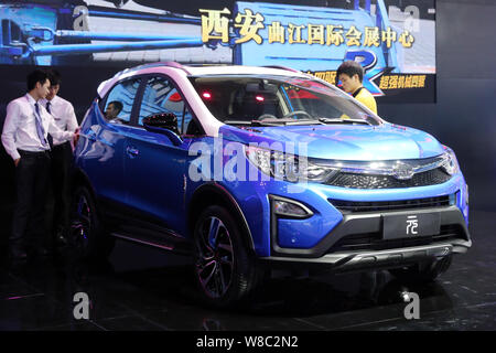 ---- Besucher Blick auf einen BYD Yuan Plug-in-Hybrid-SUV auf dem Display während der 13 China (Guangzhou) Internationale Automobil Ausstellung, auch bekannt als Stockfoto