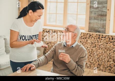 Lachende lady tragen mit t-shirt mit Text in Arbeitstag Stockfoto