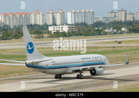 --FILE - eine Boeing 737-800 Passenger Jet von Xiamen Air Taxis zum Abflug am Internationalen Flughafen Sanya Phoenix in Sanya City, South China Hainan Stockfoto