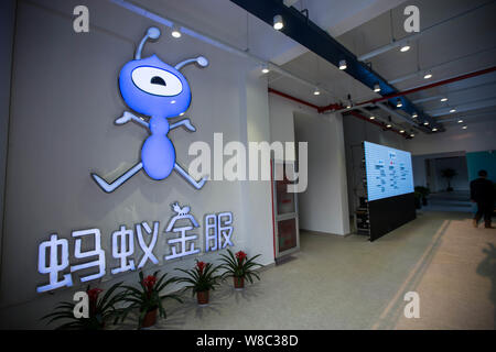 ---- Blick auf ein Logo von Ant Financial Services, eine Tochtergesellschaft der Chinesischen e-commerce Riese Alibaba Group an der Alipay Smart City in Anji County, Huzh Stockfoto