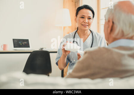 Alter grauhaariger Mann und seiner Amme in Consulting Zimmer sitzen Stockfoto