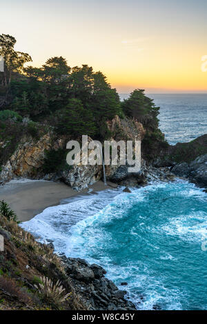 Atemberaubende McWay fällt auf gießen an den Strand entlang der Küste von Big Sur, Kalifornien an der Westküste der Vereinigten Staaten von Amerika. Stockfoto