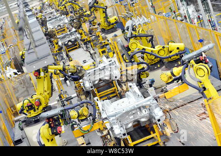 ------ Roboter Arme schweißen Auto Teile an eine automatische Anlage von Dongfeng Peugeot Citroen Automobile Co., Ltd. in Wuhan City, der Provinz Hubei in Zentralchina, 24. Stockfoto