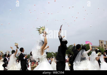 Paare der Jungvermählten nehmen teil an einer Gruppe Hochzeit für alumni Paare an der südwestlichen Universität für Finanzen und Wirtschaft in Chengdu City, Südwesten Kinn Stockfoto