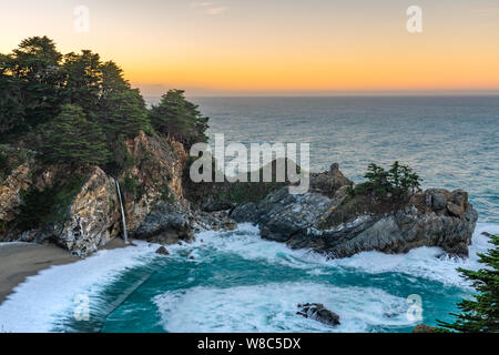 Blick von der schönen McWay Falls aus der Suche entlang der Pazifikküste in Kalifornien. Stockfoto