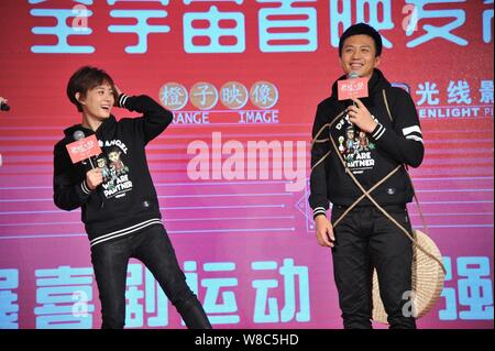 Chinesische Schauspieler, Deng Chao, rechts, und seine Schauspielerin Frau Sun Li reagieren bei einer Pressekonferenz zur Premiere seines neuen Films 'Teufel und Engel' in Beiji Stockfoto