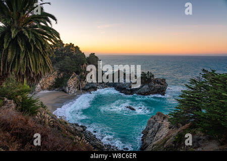 Blick auf den Wasserfall McWay fällt auf Gießen zum Strand bei Sonnenaufgang. Stockfoto