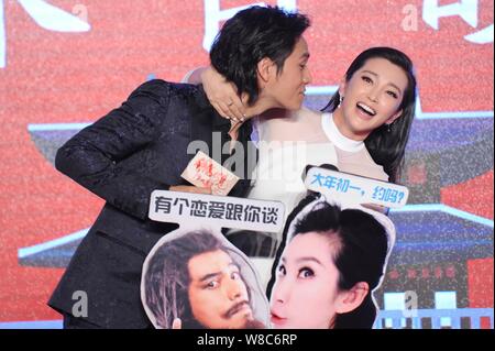 Chinesische Schauspielerin Li Bingbing, rechts, interagiert mit Schauspieler Chen Kun während der Pressekonferenz für die Premiere ihres neuen Films "Zhongkui: Schnee Mädchen Stockfoto