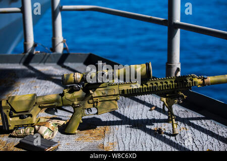 Ein M110 semi-automatischen Sniper System steht während einer Verteidigung des amphibious task force Bohrer, an Bord der Amphibisches Schiff USS Wasp (LL 1), Pazifischer Ozean, August 7, 2019. Während der Übung, die Wespe Amphibious Ready Gruppe und 31 MEU Team eine Sicherheit auf Reisen durch potentiell gefährliche Gewässer zu simulieren. Wasp, Flaggschiff der Wasp ARG, mit Eingeschifft 31 MEU, arbeitet in der indopazifischen Region Interoperabilität mit Partnern zu verbessern und dienen als ready-Response Force für jede Art von Kontingenz, und stellen gleichzeitig eine flexible und tödliche Krise Stockfoto