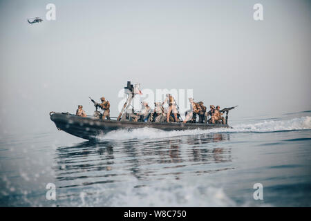 190725-M-QR 315-1114 arabischen Golf (25. Juli 2019) Marines mit dem Maritimen Raid-Kraft, 11 Marine Expeditionary Unit (MEU) Fahrt in eine Starre - Rumpf Schlauchboot von Seglern vom Angriff Craft Unit 1 betrieben, während eines Besuchs, Board, Durchsuchung und Beschlagnahme. Der Boxer Amphibious Ready Gruppe und der 11 MEU sind in die USA 5 Flotte Bereich der Maßnahmen zur Unterstützung der Marine im Einsatz für die Stabilität und Sicherheit in der Region zu gewährleisten und verbindet das Mittelmeer und den Pazifischen Raum durch den Westlichen Indischen Ozean und drei strategischen Punkten ersticken. (U.S. Marine Corps Foto von Stockfoto