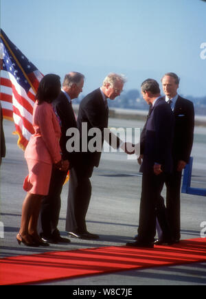 Los Angeles, Kalifornien, USA 31. Oktober 1994 Charles, Prinz von Wales kommt und grüßt la Mayor Richard Riordan am 31 Oktober, 1994 am Los Angeles International Airport (LAX) Los Angeles, Kalifornien, USA. Foto von Barry King/Alamy Stock Foto Stockfoto