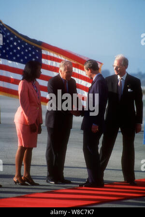 Los Angeles, Kalifornien, USA 31. Oktober 1994 Charles, Prinz von Wales kommt und grüßt la Mayor Richard Riordan am 31 Oktober, 1994 am Los Angeles International Airport (LAX) Los Angeles, Kalifornien, USA. Foto von Barry King/Alamy Stock Foto Stockfoto