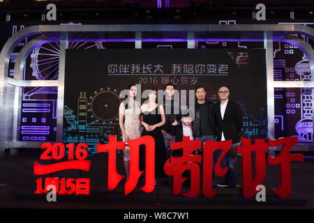 (Von links) chinesischen Schauspielerinnen Yao Chen und Ihr Yiyun, Schauspieler Dou Xiao und Wang Shaoyong, Schauspieler und Regisseur Zhang Guoli und Regisseur Zhang Meng teilnehmen Stockfoto