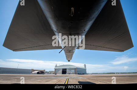 Ein 49 Test und Bewertung Staffel B-52 Stratofortress sitzt auf der Eglin Air Force Base, Fla., flightline 12.08.1. Die 53 Wing Bomber aus Barksdale AFB, La., fiel im Flügel Personal auf eine Gelegenheit, um zu sehen, einer Ihrer geographisch getrennten Flugzeuge zum Anfassen ermöglichen. (U.S. Air Force Foto/Samuel King Jr.) Stockfoto