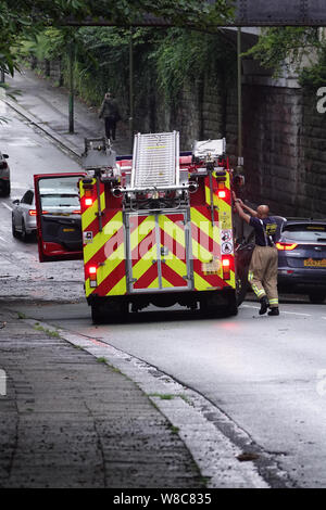 Liverpool, Großbritannien. 9. August 2019. Feuerwehr an der Szene auf Queens Drive Liverpool nach dem Hochwasser eingeschlossene mehrere Autos unter der Eisenbahnbrücke. Die Mannschaften sind in Pumpen des Wassers nach der Straße war für mehrere Stunden gesperrt. Credit: Ken Biggs/Alamy Leben Nachrichten. Stockfoto