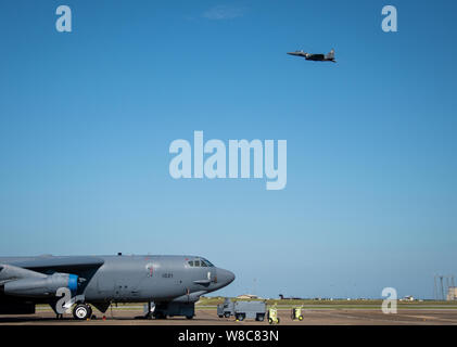 Ein 53 Flügel F-15 Eagle über ein weiteres Flugzeug der Flügel fliegen, die B-52 Stratofortress Aug. an Eglin Air Force Base, Fla. 49. Prüfung und Bewertung von Squadron aircrew brachte die Bomber aus Barksdale AFB, La wing Personal eine Gelegenheit, um zu sehen, einer Ihrer geographisch getrennten Flugzeuge zum Anfassen ermöglichen. (U.S. Air Force Foto/Samuel King Jr.) Stockfoto