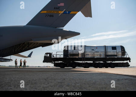 Flieger vom 89. Antenne Anschluss Squadron eine silberne Kugel in eine C-17 Globemaster III Joint Base Andrews, Md., Aug 1, 2019. Die Silver Bullet bietet sichere und taktischen Transport an Bord C-17 Transportflugzeug der US-Führungskräfte die irgendwo in der Welt. Mit der Stahl Adler und es mehrere Kommunikationssysteme, 89 AW Personal in der Lage sind, unterbrechungsfreie Kommunikation praktisch überall auf der Welt zur Verfügung zu stellen. (U.S. Air Force Foto/Tech. Sgt. Robert Cloys) Stockfoto