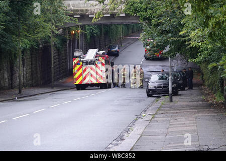 Liverpool, Großbritannien. 9. August 2019. Feuerwehr an der Szene auf Queens Drive Liverpool nach dem Hochwasser eingeschlossene mehrere Autos unter der Eisenbahnbrücke. Die Mannschaften sind in Pumpen des Wassers nach der Straße war für mehrere Stunden gesperrt. Credit: Ken Biggs/Alamy Leben Nachrichten. Stockfoto