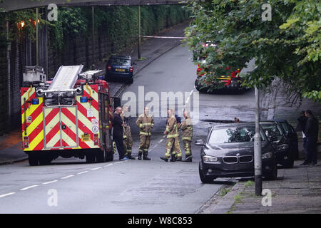 Liverpool, Großbritannien. 9. August 2019. Feuerwehr an der Szene auf Queens Drive Liverpool nach dem Hochwasser eingeschlossene mehrere Autos unter der Eisenbahnbrücke. Die Mannschaften sind in Pumpen des Wassers nach der Straße war für mehrere Stunden gesperrt. Credit: Ken Biggs/Alamy Leben Nachrichten. Stockfoto