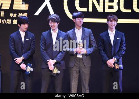 Die vier Mitglieder der Koreanischen boy group CNBlue nehmen an einer Pressekonferenz zum Start des MV der Titelmelodie des Films "Bösen Jungs immer D Stockfoto