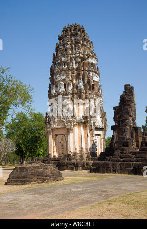 Alten Khmer prang auf den Ruinen des buddhistischen Tempel von Wat Phra Pai Luang an einem sonnigen Tag. Sukhothai, Thailand Stockfoto