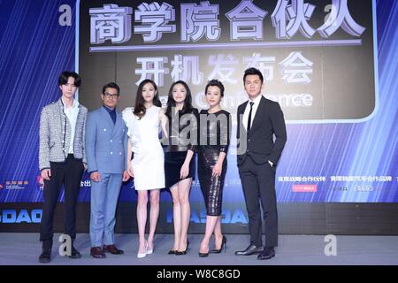 (Von links) Chinesische Schauspieler Wang Yibo, Hong Kong Darsteller Aaron Kwok, Chinesischen Schauspielerinnen Tang Yan, Yao Chen, Hao Lei und Chinesische Schauspieler Li Chen darstellen, während ein Stockfoto