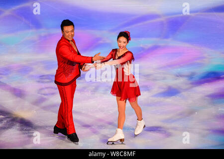 Chinesische Eiskunstlauf paar Shen Xue, rechts, und Zhao Hongbo bei der Eröffnung des ISU-Welt Eiskunstlauf-WM 2015 in Stockfoto