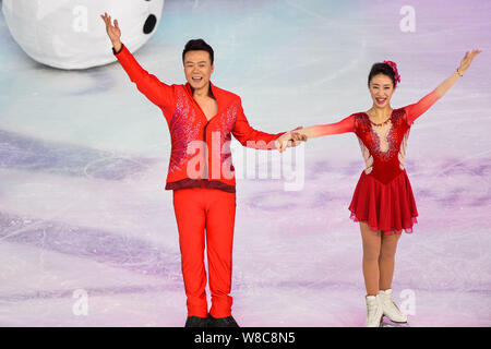 Chinesische Eiskunstlauf paar Shen Xue, rechts, und Zhao Hongbo bei der Eröffnung des ISU-Welt Eiskunstlauf-WM 2015 in Stockfoto