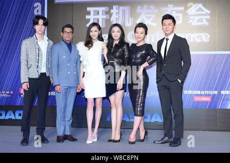 (Von links) Chinesische Schauspieler Wang Yibo, Hong Kong Darsteller Aaron Kwok, Chinesischen Schauspielerinnen Tang Yan, Yao Chen, Hao Lei und Chinesische Schauspieler Li Chen darstellen, während ein Stockfoto