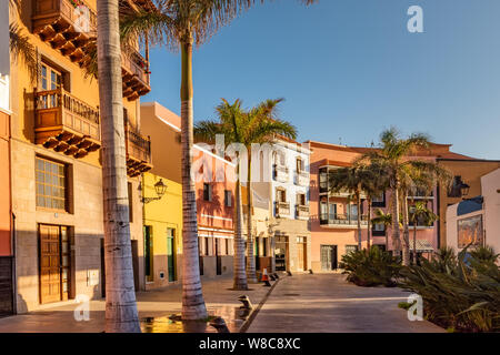 Teneriffa. Bunte Häuser und Palmen auf der Straße in Puerto de la Cruz, Teneriffa, Kanarische Inseln, Spanien. Stockfoto