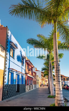 Bunte Häuser auf der Straße von Puerto de la Cruz, Teneriffa, Kanarische Inseln, Spanien. Touristische Fußgängerzone in der Nähe von Ocean mit traditionellen Häusern Stockfoto