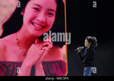 Malaysische Schauspielerin Michelle Yeoh posiert vor einem alten Foto von ihr in der Jugend bei einer Pressekonferenz für ihren neuen Film "Crouching Tiger, Hidden Dr Stockfoto