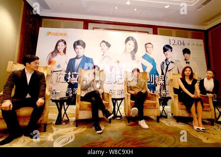 (Von links) Der Taiwanesische Regisseur Andrew Chien, Sänger und Schauspieler Vic Chou, chinesischen Schauspieler Li Jiahang, auch als Jean Lee, Sängerin und Schauspielerin im Jin-ah bekannt Stockfoto