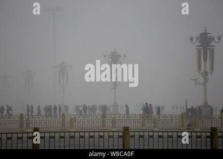 Touristen besuchen Sie den Platz des Himmlischen Friedens in schweren Smog in Peking, China, 1. Dezember 2015. Frustration ist die Montage in Peking über die kommunale Regierung Stockfoto