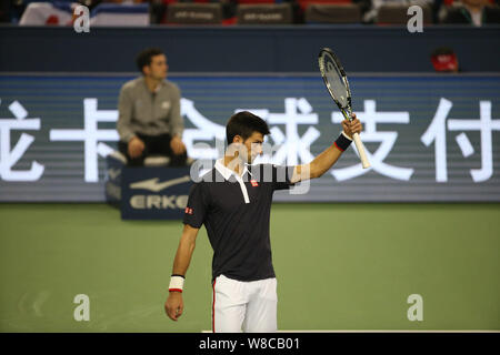 Novak Djokovic aus Serbien reagiert nach dem Sieg über Martin Klizan der Slowakei in der zweiten Runde der Männer singles während der 2015 Shanghai Ro Stockfoto