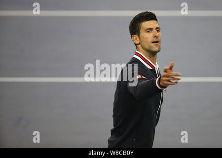 Novak Djokovic aus Serbien reagiert nach dem Sieg über Martin Klizan der Slowakei in der zweiten Runde der Männer singles während der 2015 Shanghai Ro Stockfoto