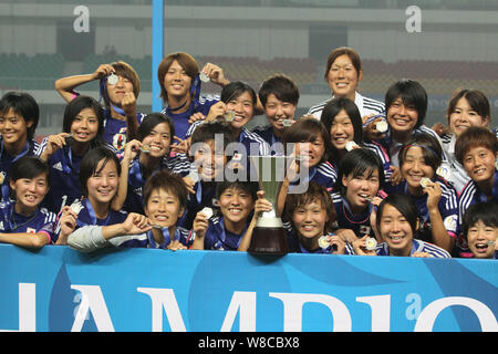 Japanische Spieler pose mit der Champion Trophy nach dem Sieg über Nordkorea im Finale der AFC U-19-Frauen-WM 2015 in Nanjing/CIT Stockfoto