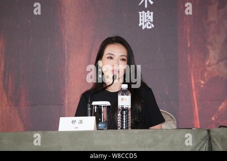 Taiwanesische Schauspielerin Shu Qi spricht bei einer Pressekonferenz für ihren Film "Der Attentäter" in Taipei, Taiwan, 7. August 2015. Stockfoto