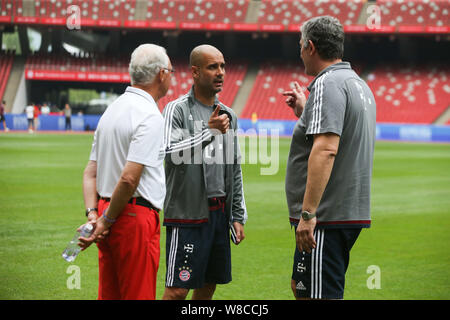 Head Coach Pep Guardiola von Bayern München FC, Mitte und Deutschen Fußball-manager Franz Beckenbauer, links, nehmen Sie an einer Schulung für die Audi Fuß Stockfoto
