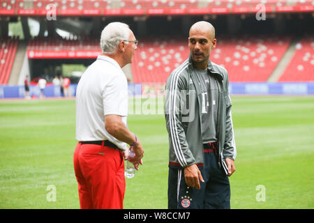 Head Coach Pep Guardiola von Bayern München FC, rechts, und der Deutsche Fußball Manager Franz Beckenbauer eine Schulung für die Audi Fußball Summe teilnehmen Stockfoto