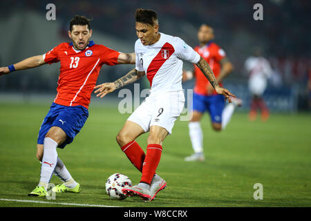 Chile Jose Rojas, Links, Herausforderungen in Peru Jose Guerrero bei der Copa America 2015 Halbfinale Fußball Match zwischen Chile und Peru am Nationalen Stockfoto