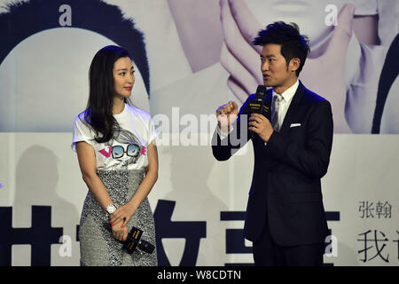 Chinesischen Film Produzenten Li Bingbing, gelassen, hört zu Ren Quan auf einer Pressekonferenz für ihren neuen Film 'Gothic Geschichten von Zhang Zhen" in Peking, Ch Stockfoto