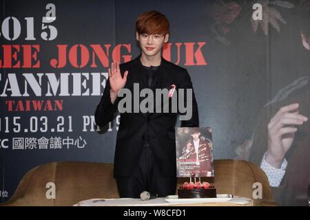 Koreanische Schauspieler Lee Jong-suk Wellen auf einer Pressekonferenz für einen Fan treffen in Taipei, Taiwan, 21. März 2015. Stockfoto