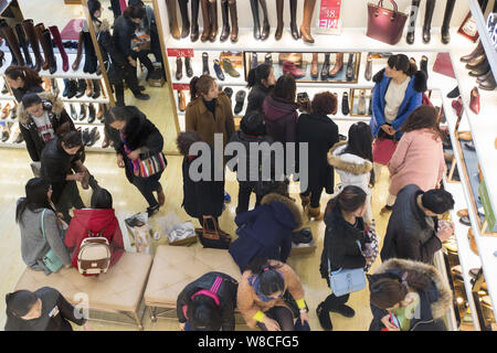 ------ Kunden kaufen Schuhe in einem Einkaufszentrum in Nanjing, Provinz Jiangsu, China vom 7. März 2015. Chinas Einzelhandel wuchs der Umsatz um 10,1 Prozent Stockfoto