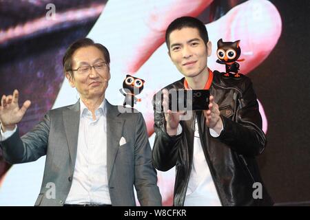 Taiwanesische Sängerin Jam Hsiao, rechts, zeigt ein Asus ZenFone2 Smartphone bei einer Werbeveranstaltung in Taipei, Taiwan, 9. März 2015. Stockfoto